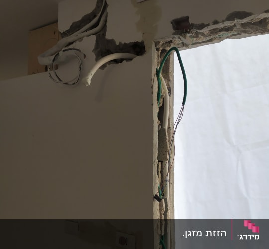 צינורות ומערכת חשמל לקירור מותקנים בקיר